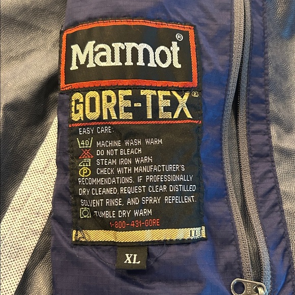 Marmot womans Navy Raincoat with Yellow Zippers - Picture 2 of 3